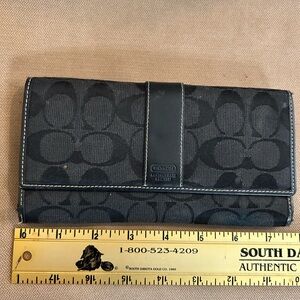 Black signature coach wallet e/ credit card holder and check book